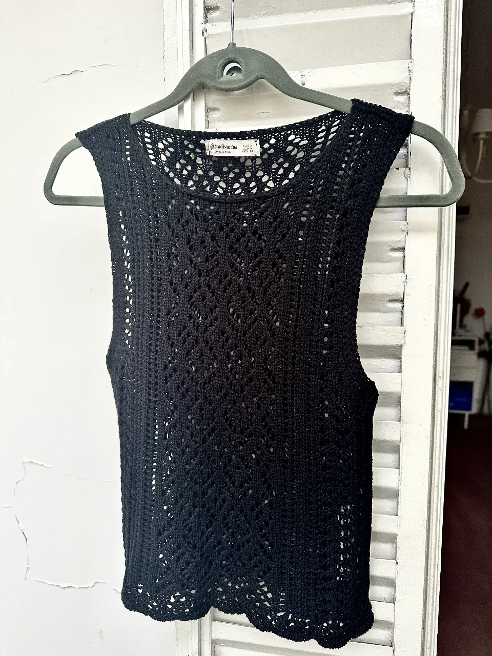 Musculosa negra tejida, ideal para un look casual y fresco. Perfecta para combinar con jeans o shorts.