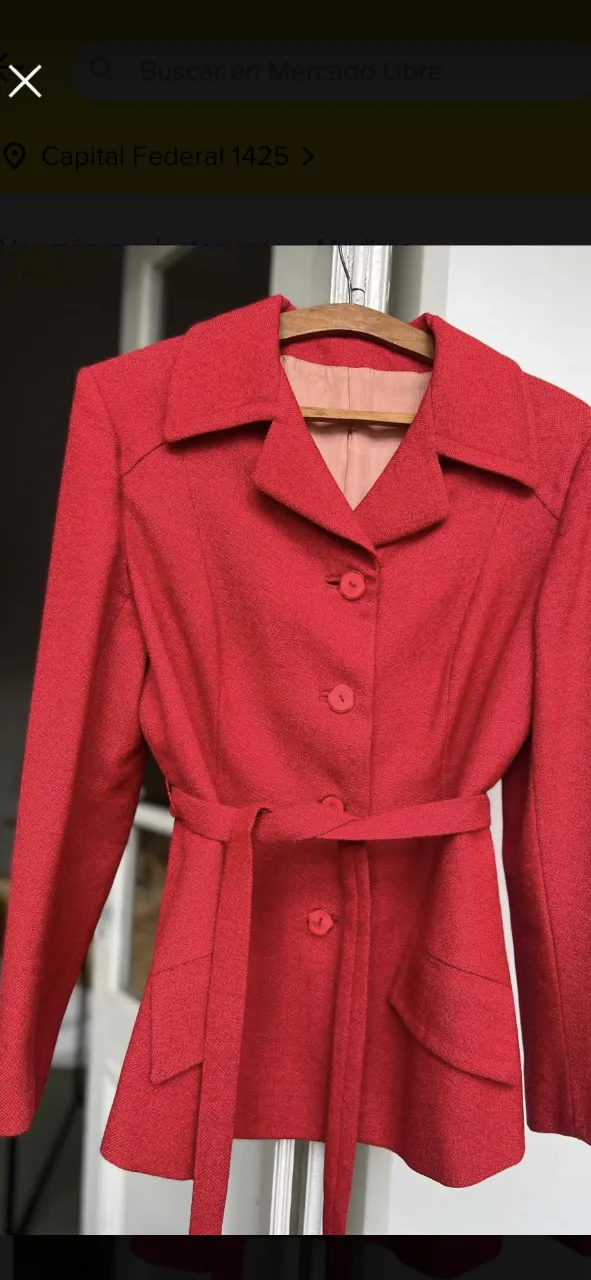Elegante blazer rojo con cinturón, ideal para un look sofisticado y femenino. Perfecto para ocasiones formales o para darle un toque de color a tu outfit de trabajo.Medidas: largo 72 cm, de sisa a sisa 48 cm, de hombro a hombro 45 cm, largo de manga 60 cm
diámetro de la cintura 94 cm