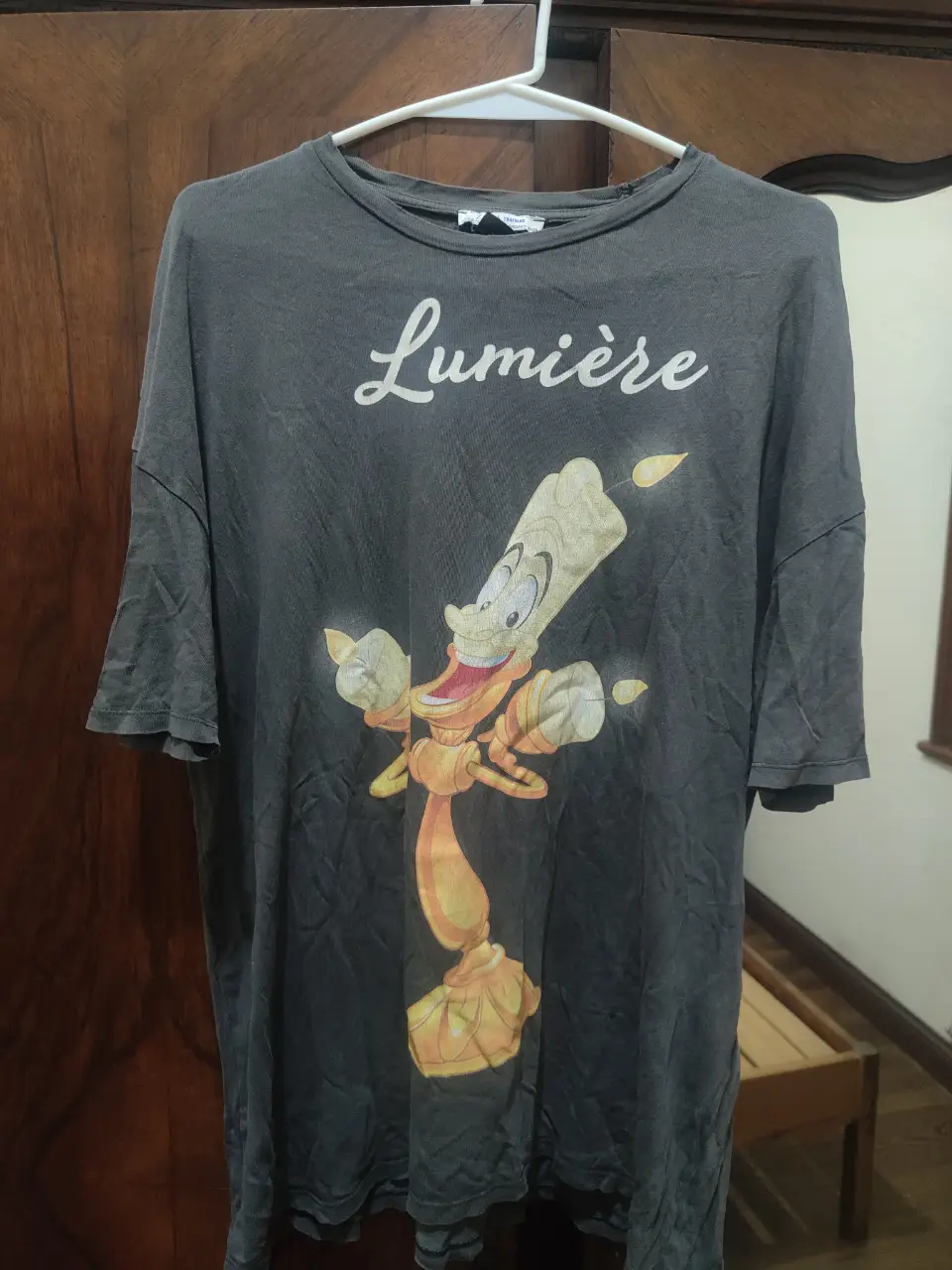 Remera de manga corta gris con estampado de Lumiere, el candelabro de la película La Bella y la Bestia. Ideal para un look casual y con onda.