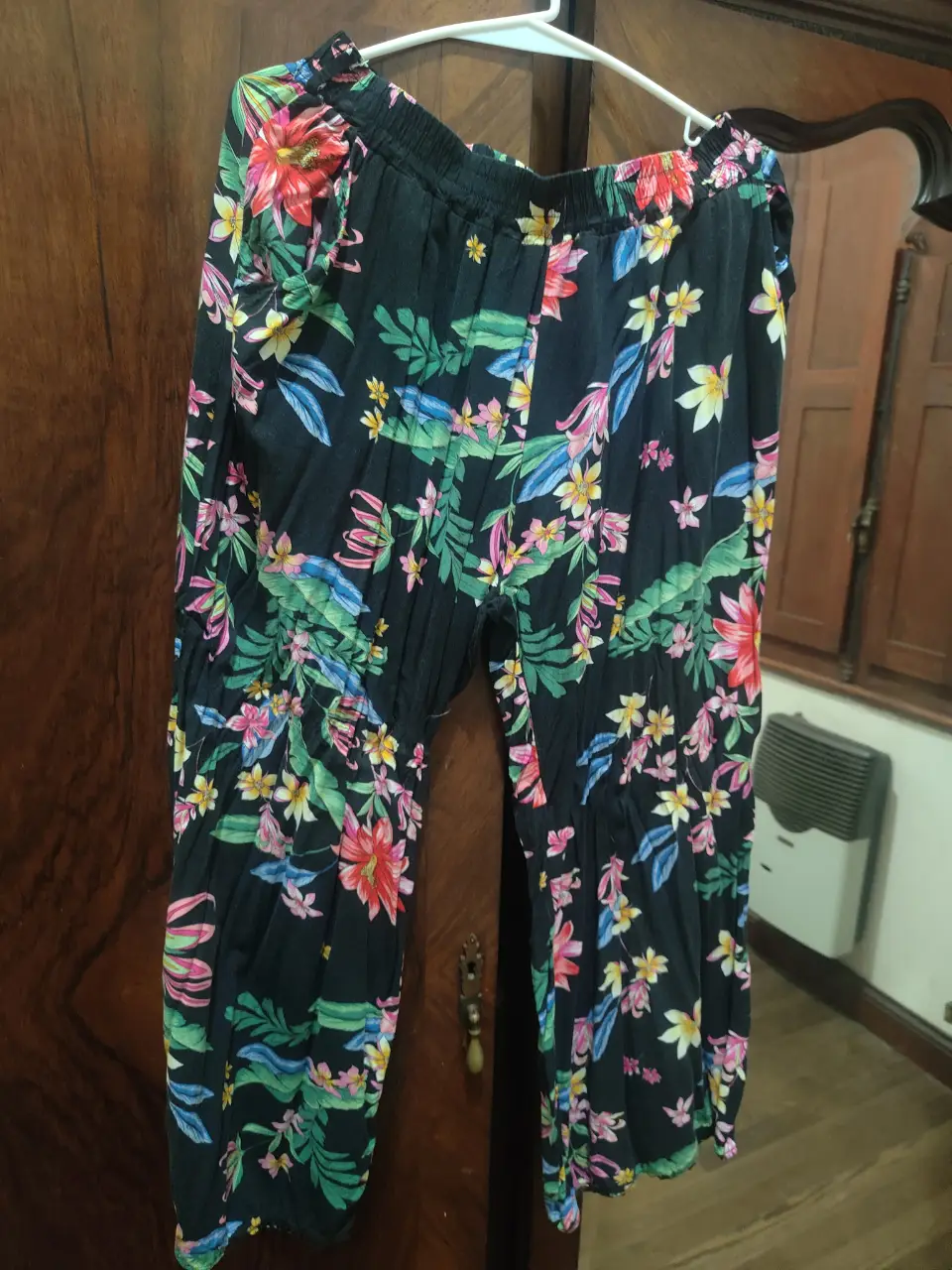 Pantalón suelto de mujer, con estampado floral en tonos vibrantes. Ideal para un look fresco y cómodo. Marca October, talle L.