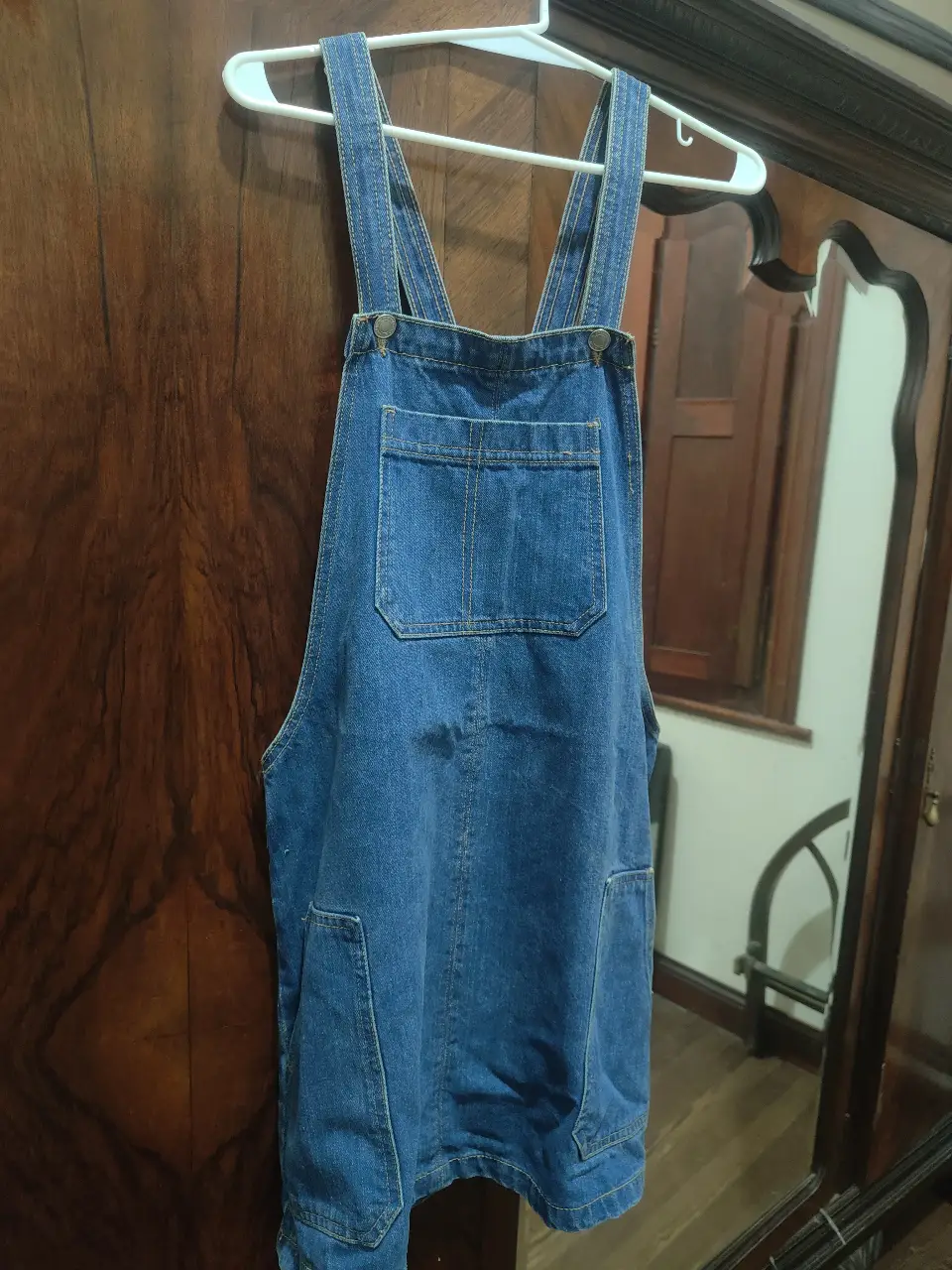 Vestido pichi de jean azul, con bolsillos delanteros. Talle L, ideal para un look casual y cómodo.