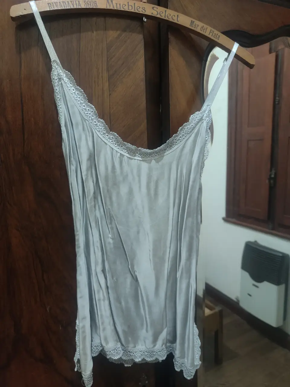 Top de seda gris con detalles de encaje. Ideal para usar como lencería o para combinar con otras prendas.