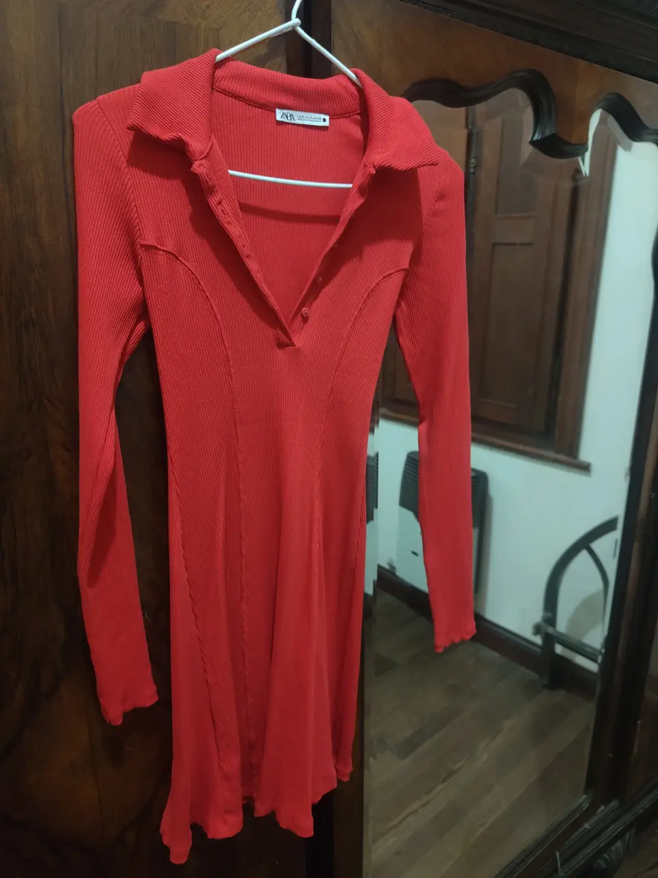 Vestido mini rojo de tejido acanalado, con cuello solapa y mangas largas. Ideal para un look moderno y elegante.
