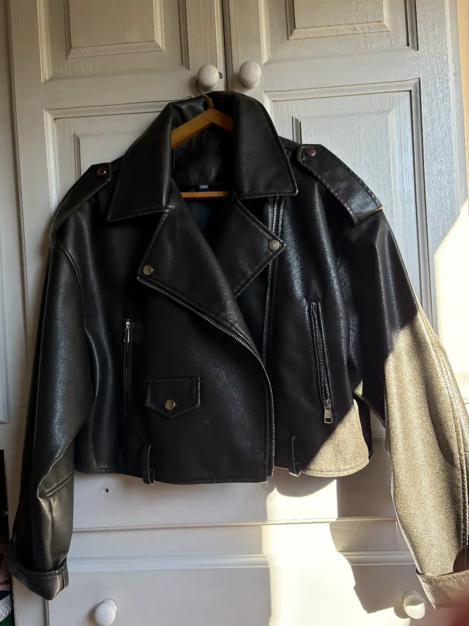 Campera biker de cuero sintético para mujer. Corte cropped, con cierre asimétrico y detalles metálicos. Ideal para un look moderno y canchero.