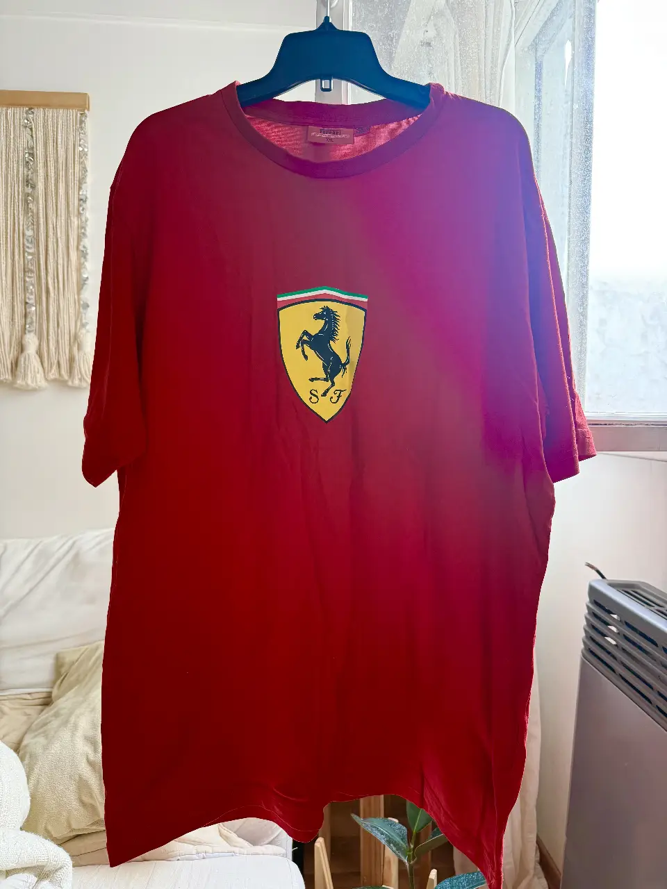 Remera roja de hombre de la marca Ferrari, con el logo bordado en el pecho. Producto oficial licenciado.