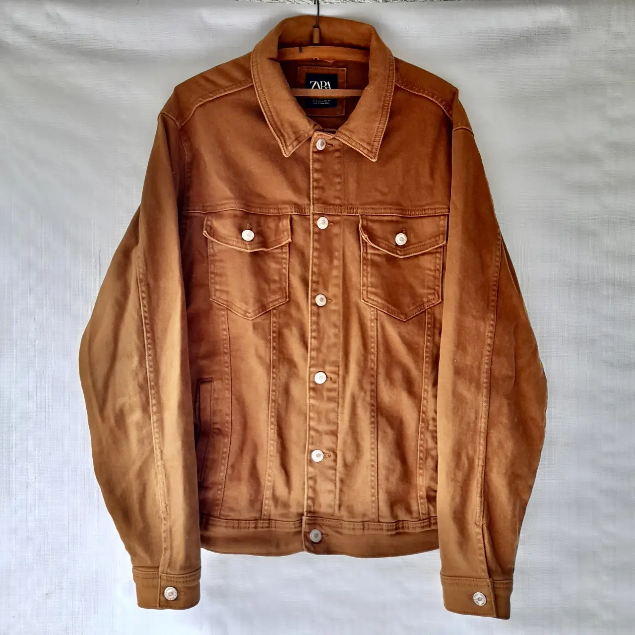Campera de jean Zara color marrón, estilo clásico con bolsillos delanteros y botones. Ideal para un look casual y versátil.