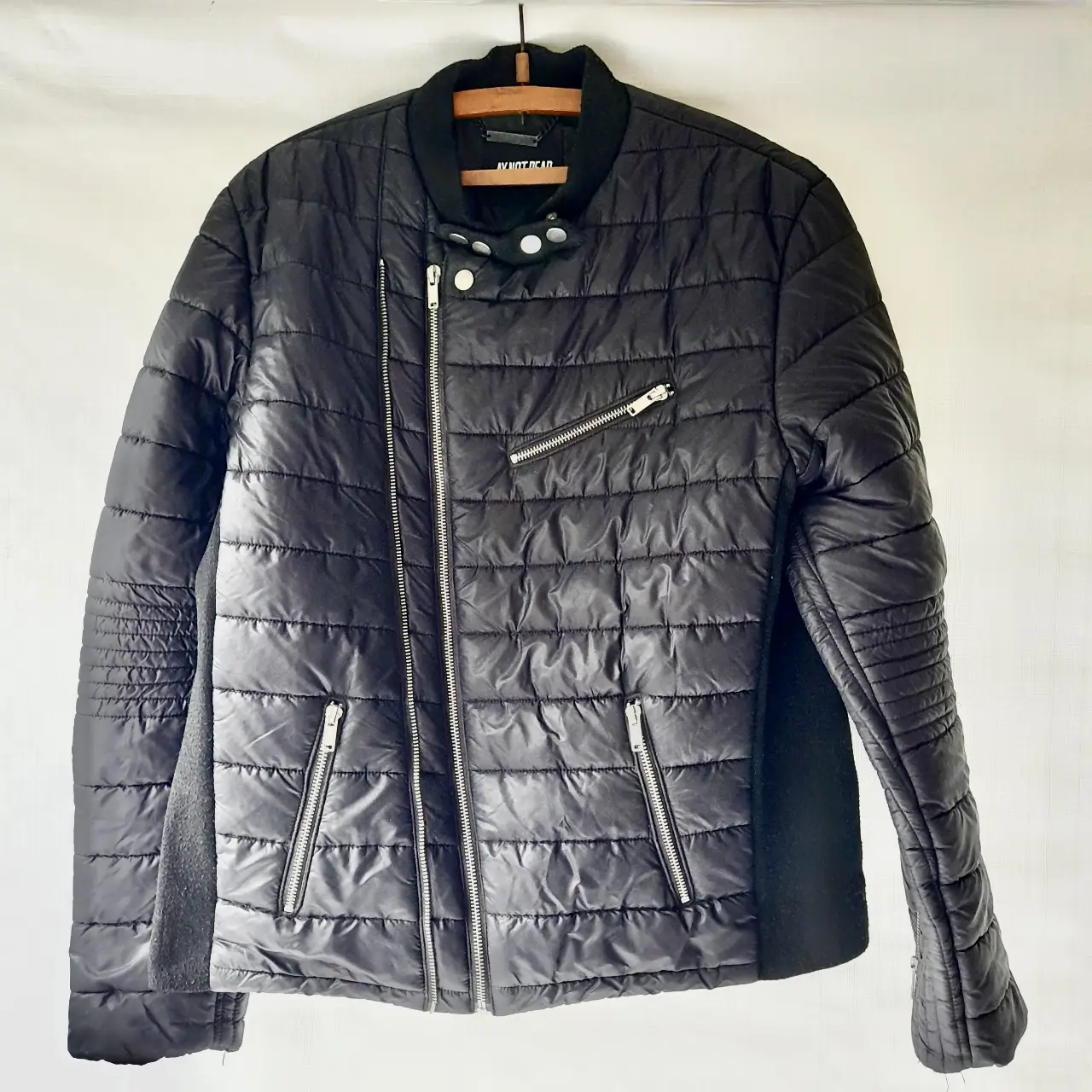 Campera negra acolchada para hombre, estilo biker con cierre asimétrico y detalles en los hombros. Ideal para un look moderno y abrigado. Marca Ay not dead, talle L de hombre. puede ser unisex también.