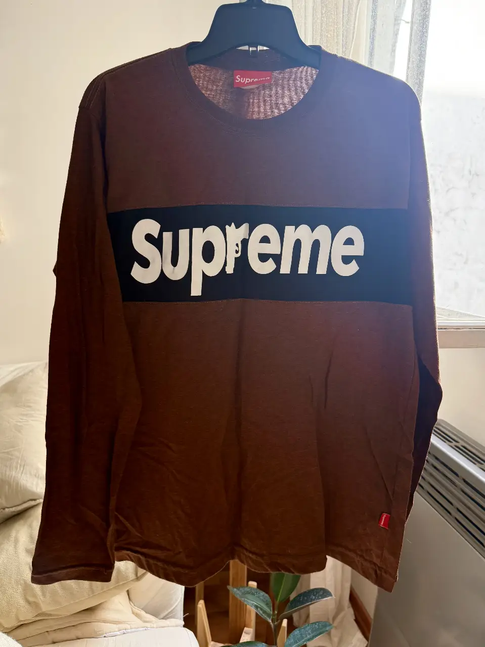 Remera manga larga Supreme en color marrón. Original.