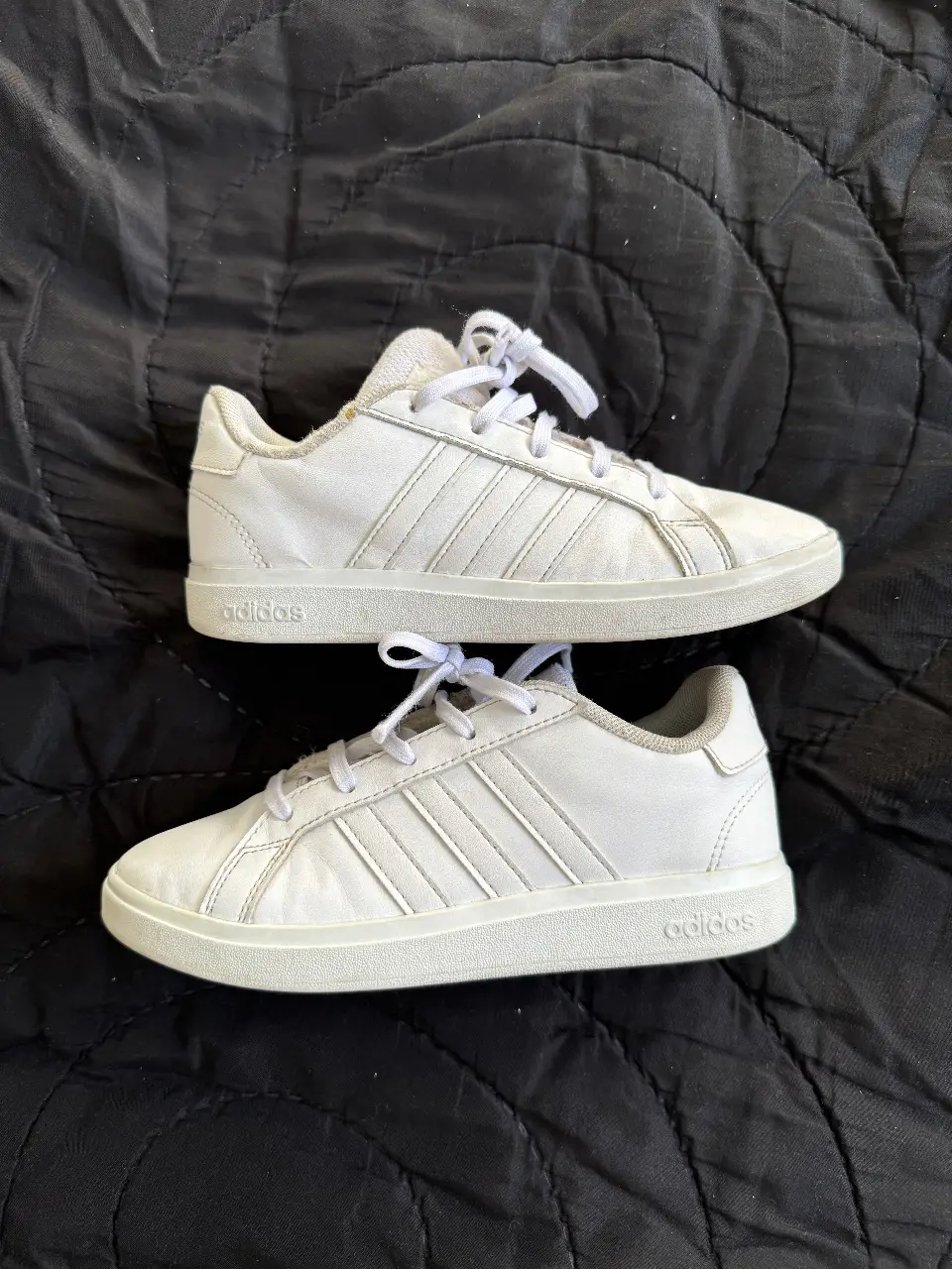 Zapatillas Adidas blancas para niña, ideales para uso diario. Diseño clásico con las tres tiras características de la marca.