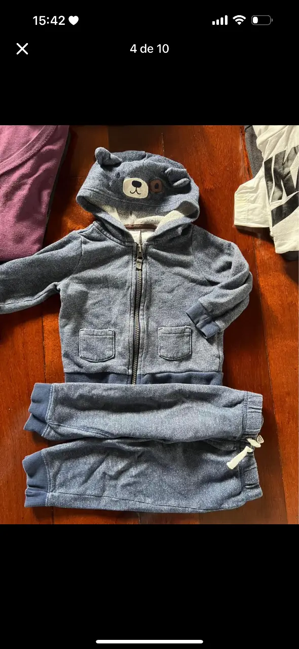 Conjunto de buzo con capucha y pantalón para niño, de color azul. El buzo tiene un diseño de oso en la capucha y cierre frontal. El pantalón tiene cintura elastizada.
