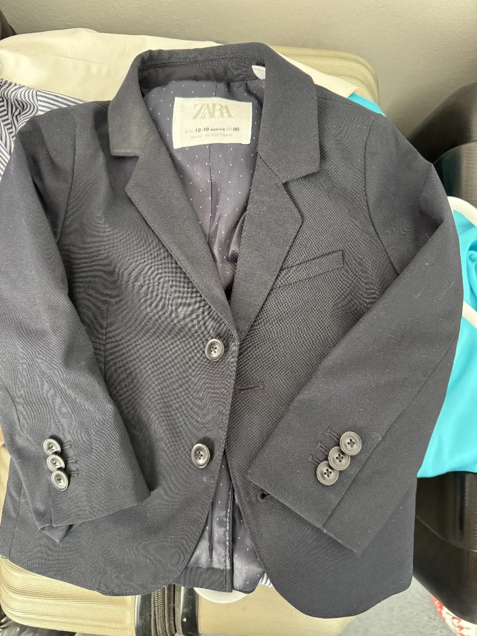 Blazer negro de niño, con botones y forro interior. Ideal para eventos formales o para un look elegante.