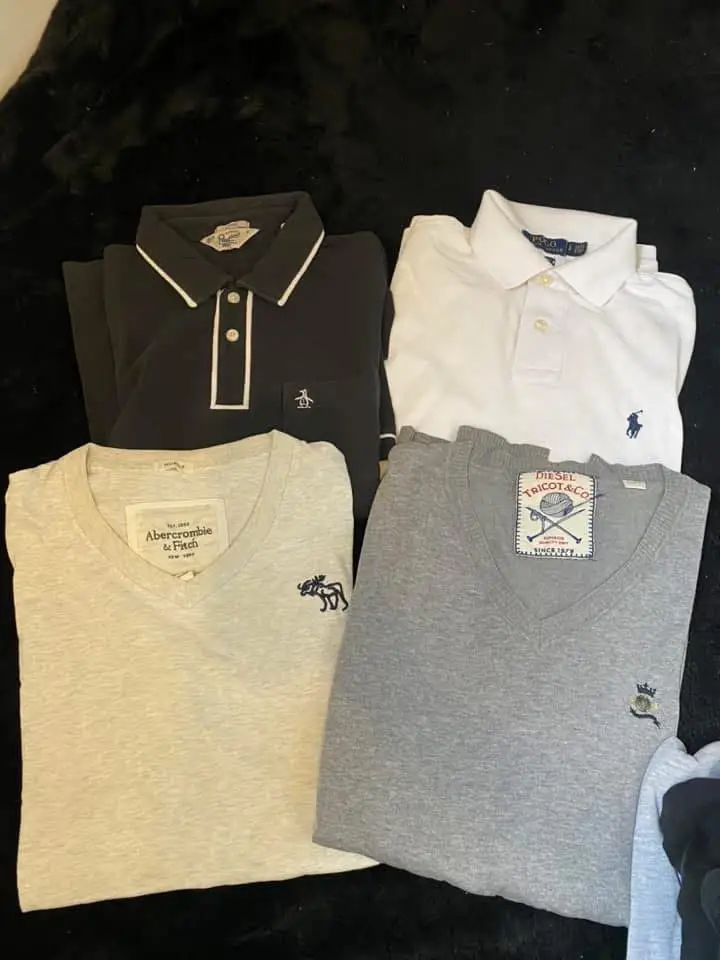 Remera polo negra con detalles blancos y logo de Penguin. Remera polo blanca con logo de Ralph Lauren. Remera gris con logo de Abercrombie & Fitch. Remera gris con logo de Diesel.