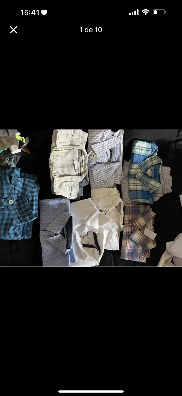 Camisa a cuadros azul y blanca, ideal para un look casual y relajado. Perfecta para usar en cualquier ocasión.