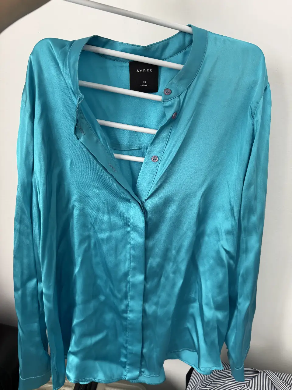 Blusa de seda turquesa AYRES, talle Small, con cuello mao y botones.