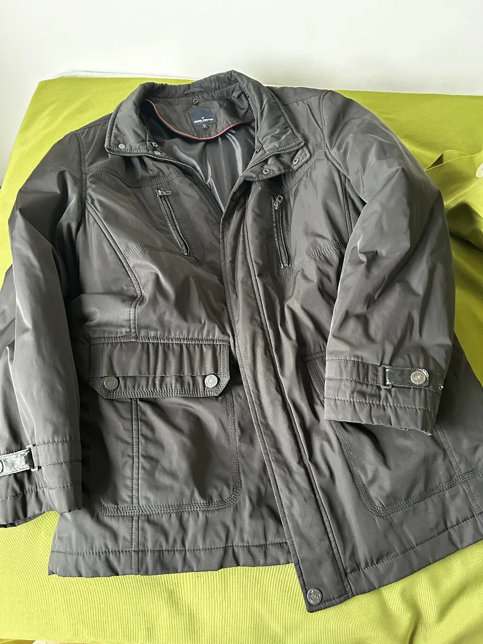 Campera de hombre, color gris oscuro, con cierre y bolsillos. Ideal para el invierno.