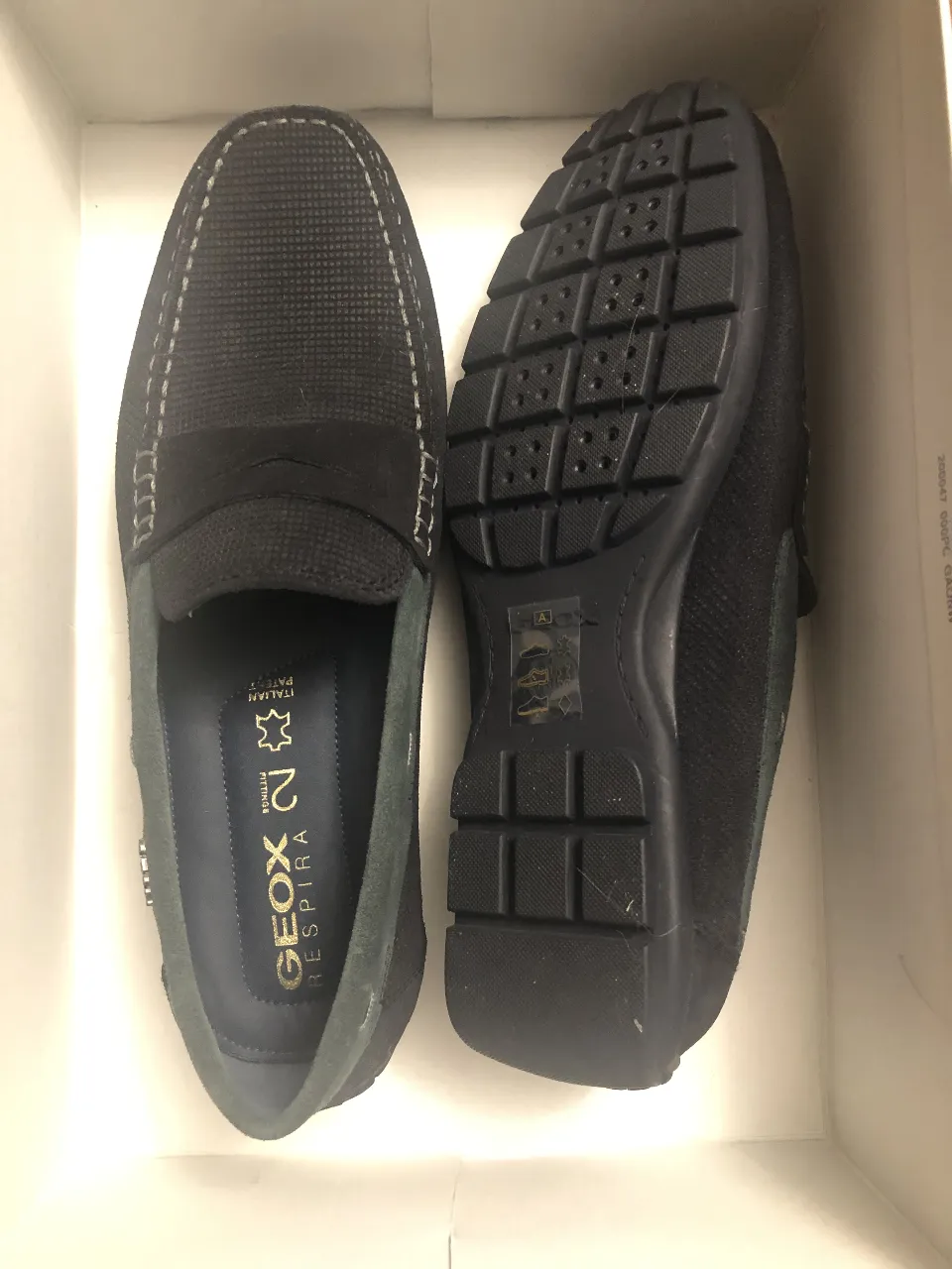 Mocasines Geox para hombre, color negro, con diseño de malla y suela de goma. Ideales para un look casual y cómodo.