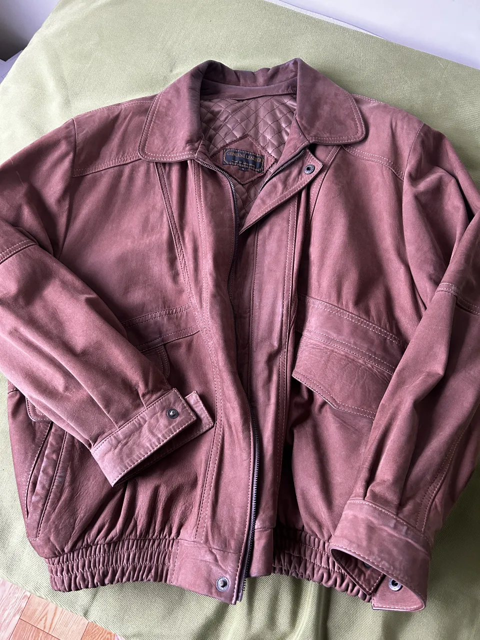 Chaqueta de cuero marrón estilo biker para hombre. Diseño clásico con cierre frontal, bolsillos y detalles de costura. Ideal para un look casual y moderno.
