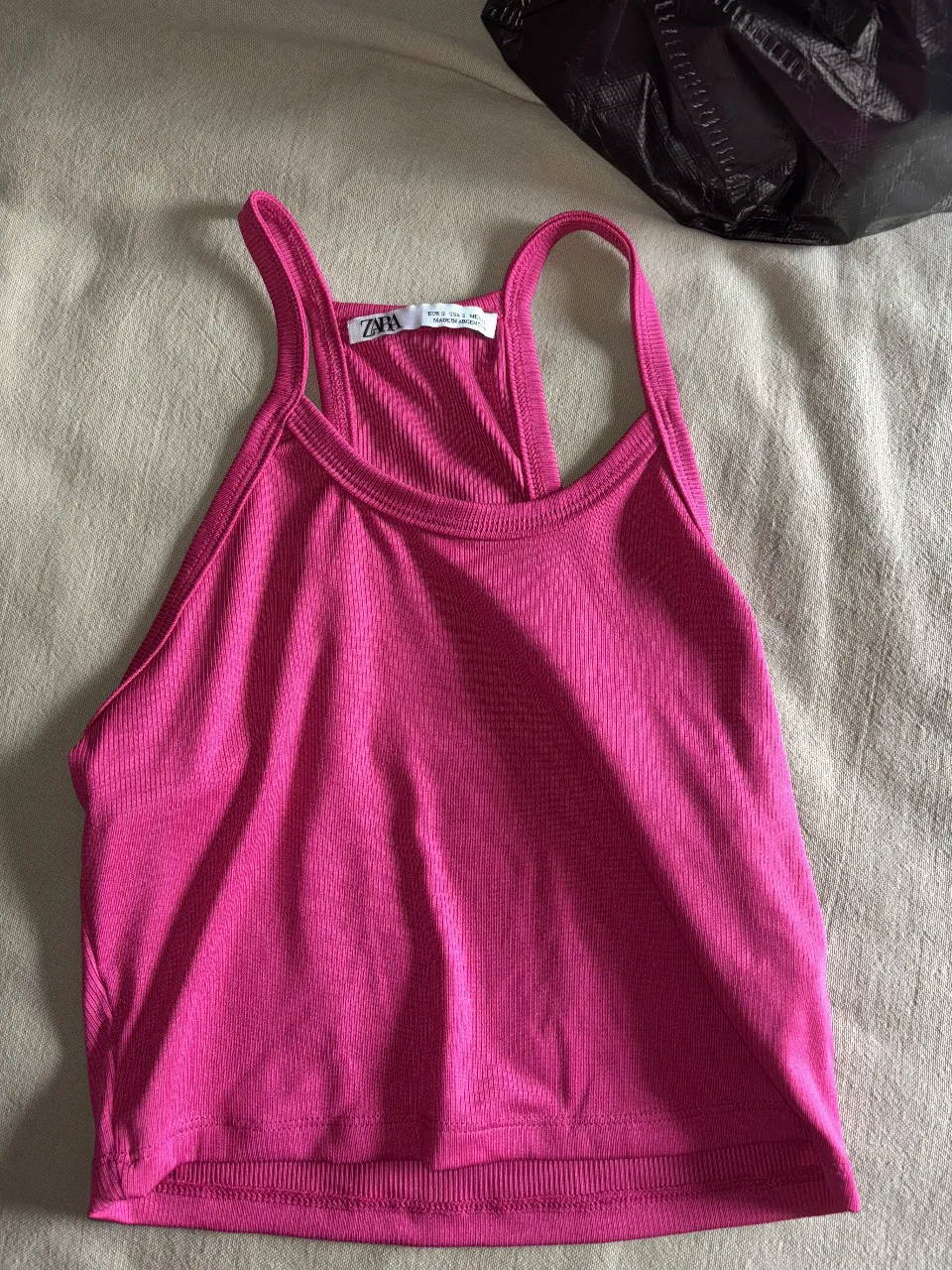 Top color fucsia, ideal para un look casual y canchero. Su diseño es moderno y cómodo, perfecto para combinar con jeans. 