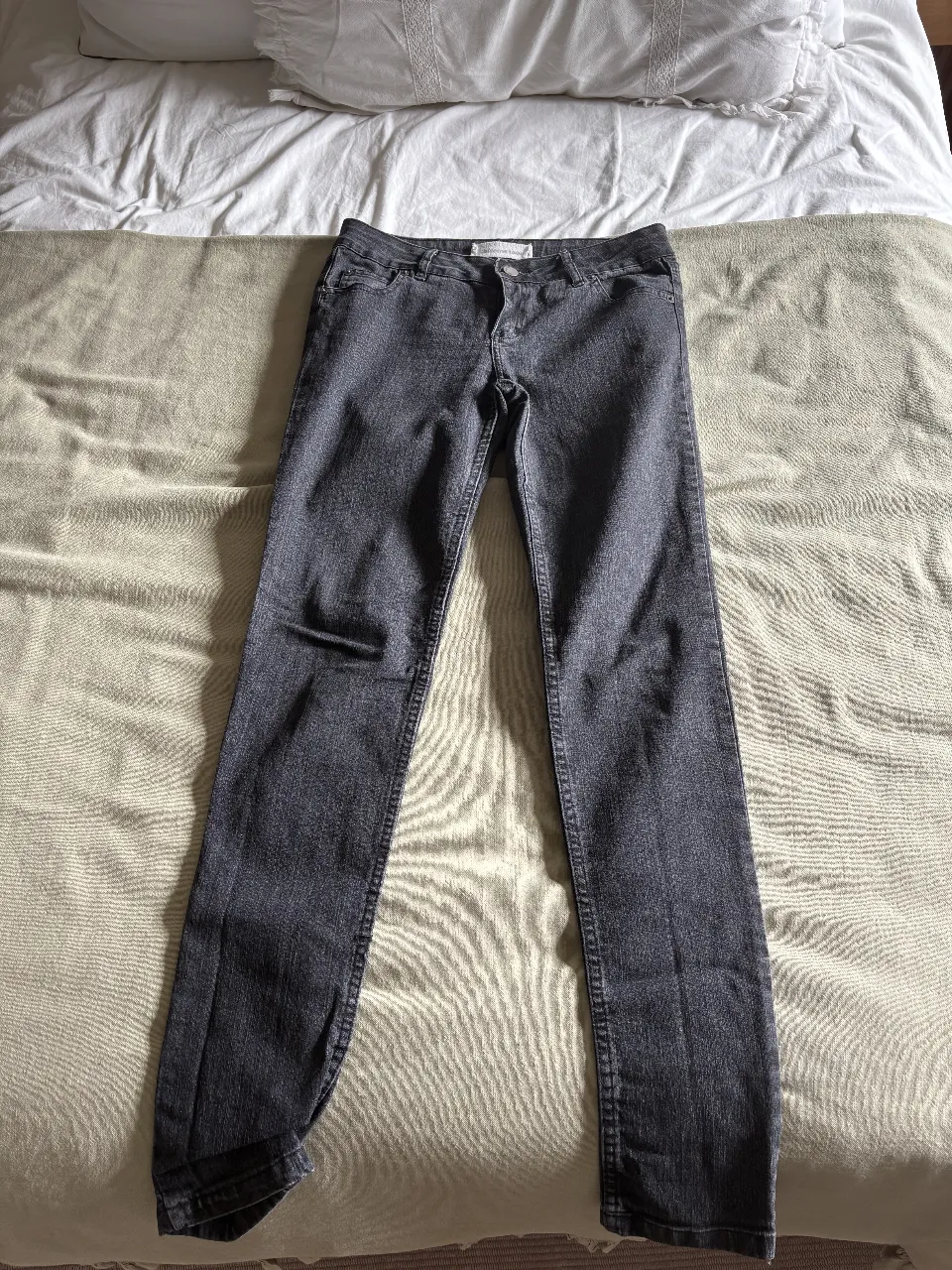 Jeans tiro alto color gris oscuro, con un corte recto y moderno. Perfectos para un look casual y canchero, ideales para el día a día.