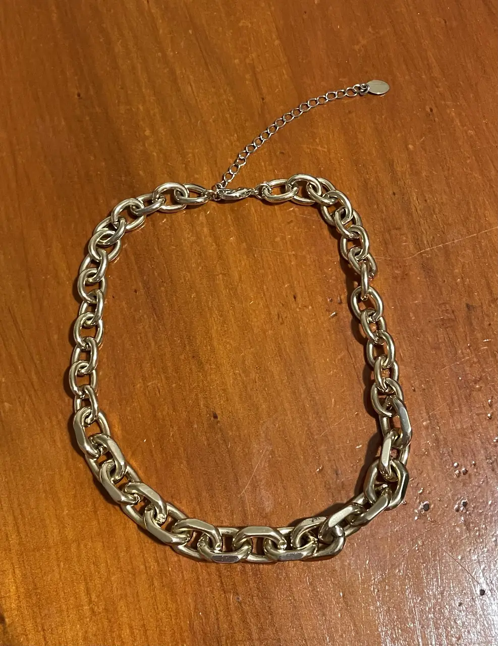 Collar de cadena gruesa dorada, ideal para darle un toque moderno y audaz a cualquier look. Perfecto para usar en fiestas o salidas.