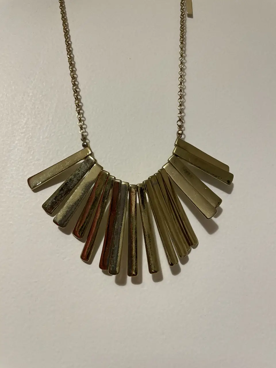 Collar dorado con diseño geométrico y estilo moderno. Ideal para complementar cualquier look.