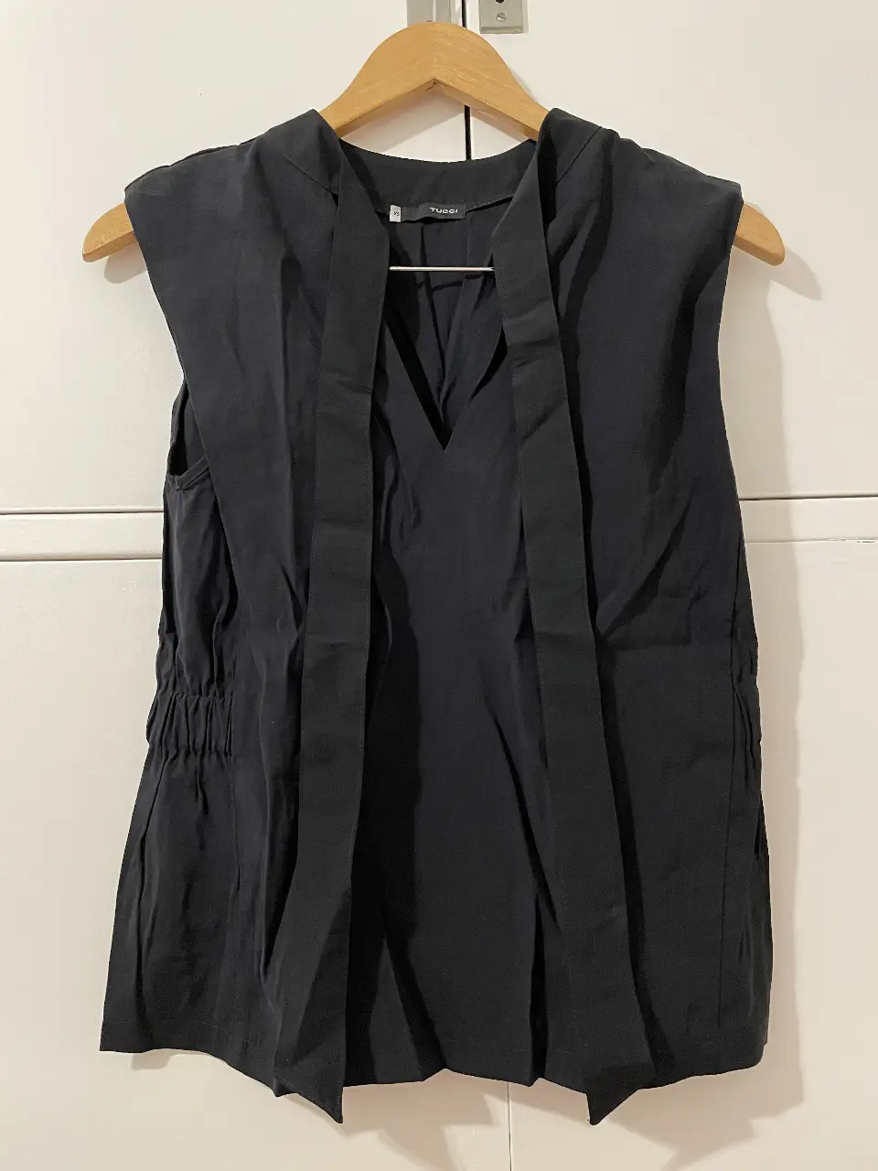Blusa color  negro de mujer, con diseño elegante y versátil. Ideal para combinar con diferentes outfits. Talle XS.