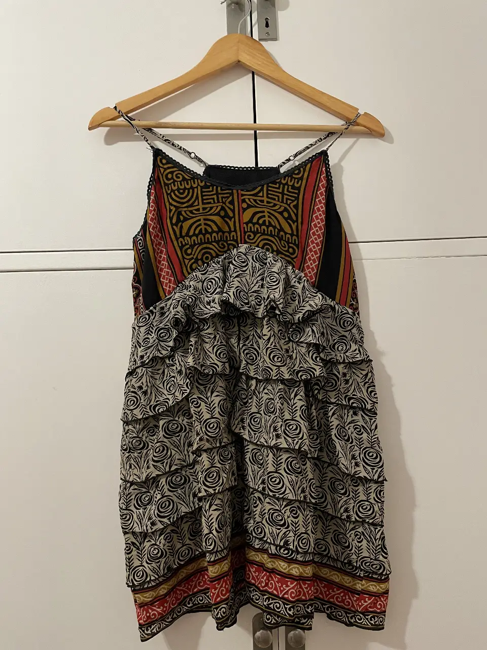 Vestido midi con estampado floral y detalles de volantes. Ideal para un look bohemio y fresco. Marca Rapsodia, talle S.