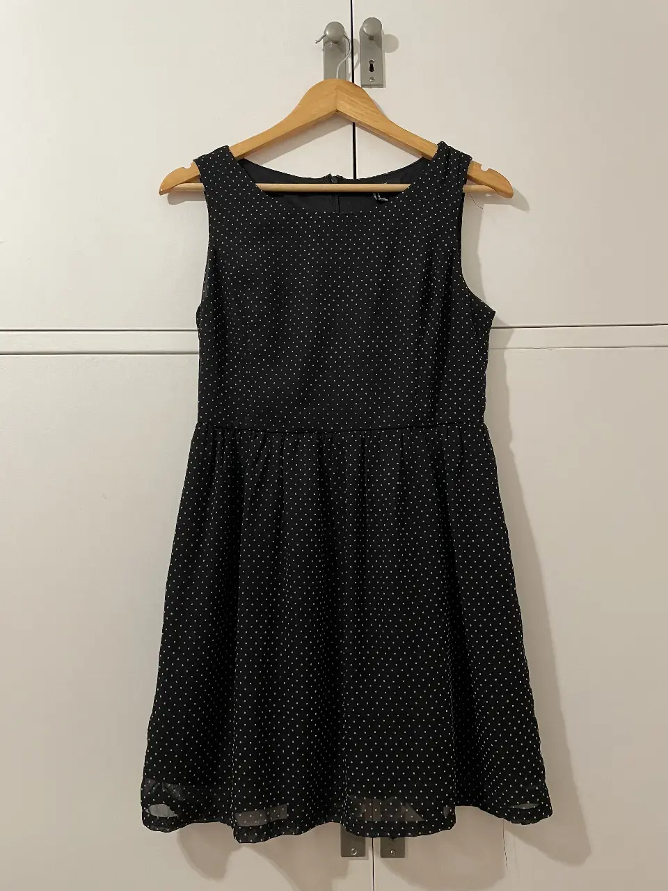 Vestido negro con lunares blancos, ideal para una salida casual o una fiesta. De la marca Forever 21, este vestido es perfecto para lucir un estilo moderno y femenino.