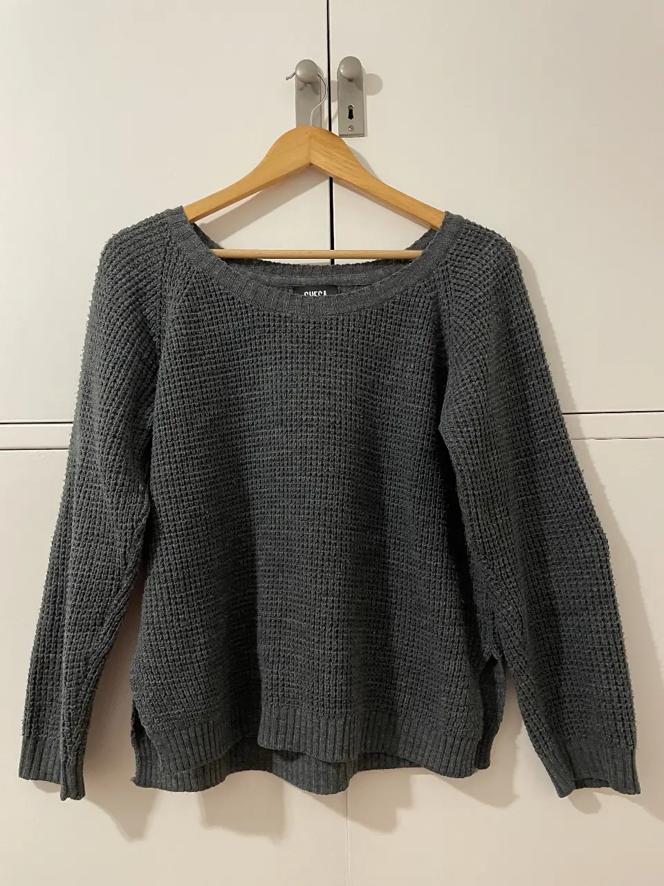 Sweater gris de cuello redondo, talle S, de la marca Checa. Ideal para un look casual y cómodo.