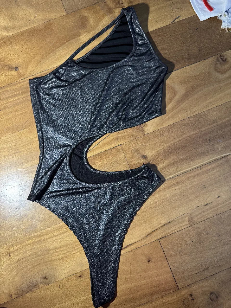 Body  enterizo de un solo hombro con diseño cut out. Ideal para eventos especiales. Confeccionado en tela brillante.