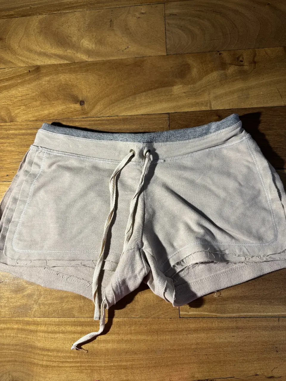 Short de algodón  color crudo con cintura elastizada gris y cordón. Ideal para un look casual y cómodo.