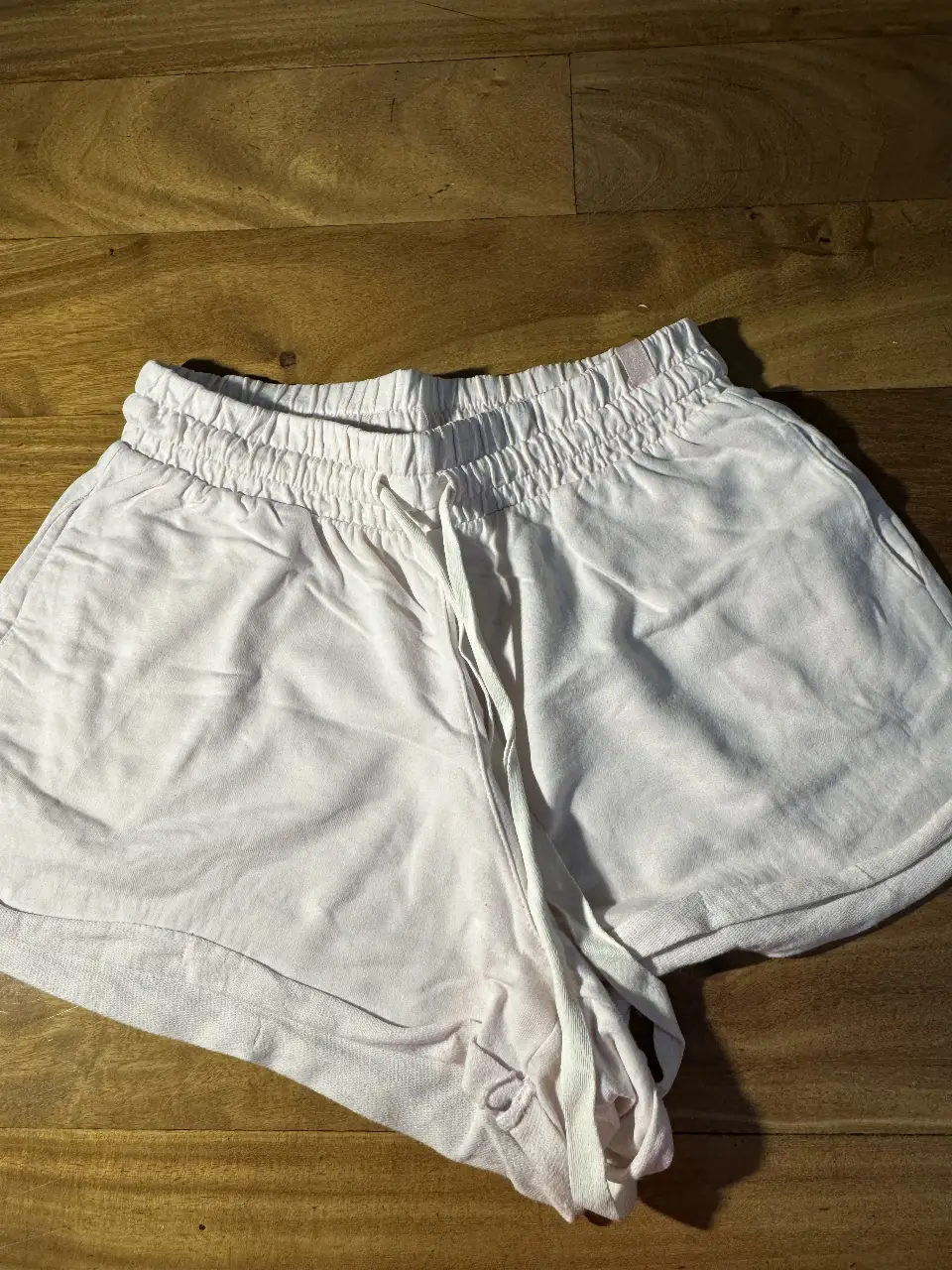 Short  de algodón color rosita clarito, con cintura elastizada y cordón para ajustar. Ideal para actividades físicas o para un look casual y cómodo.