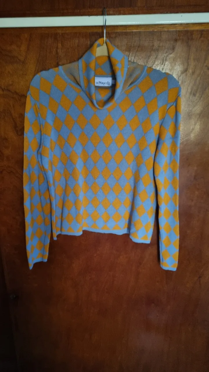 Sweater de cuello alto con estampa de rombos en azul y ocre. Un clásico que nunca pasa de moda, ideal para un look canchero y abrigado.