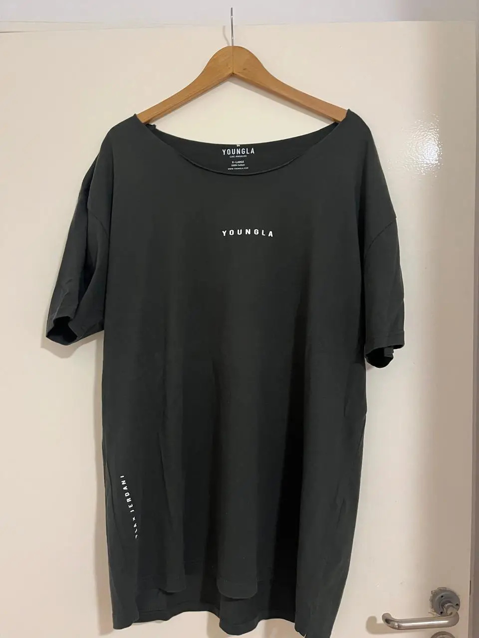 Remera YoungLA×Jerdani. Color Verde Oscuro,  Oversize con cuello abierto. Talle XL.