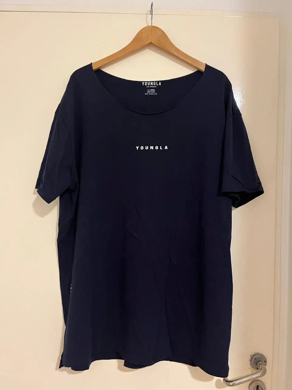 Remera YoungLA×Jerdani. Color Azul Marino,  Oversize con cuello abierto. Talle XL.