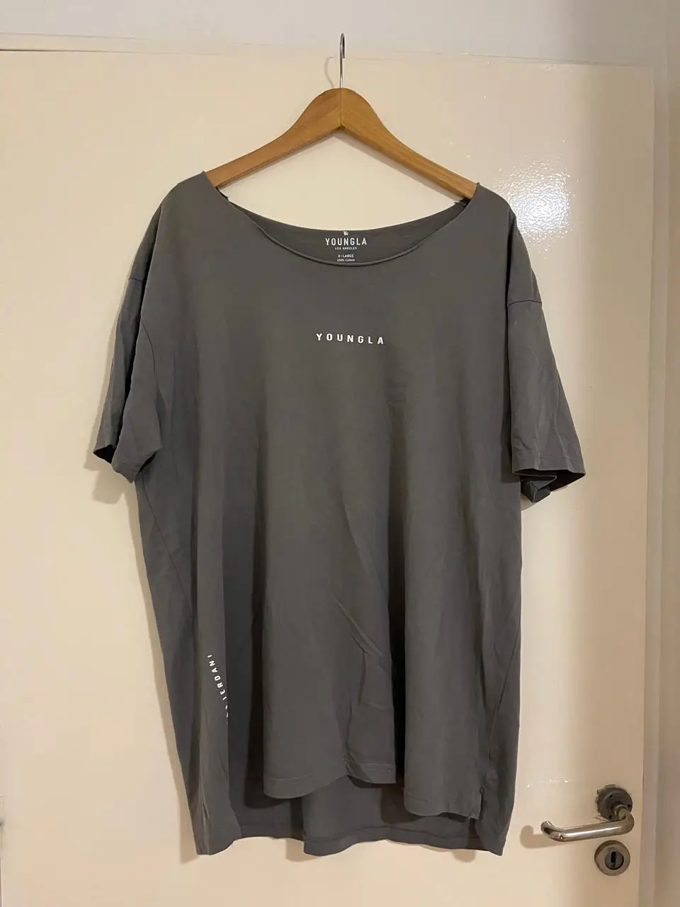Remera YoungLA×Jerdani. Color Gris Claro,  Oversize con cuello abierto. Talle XL.