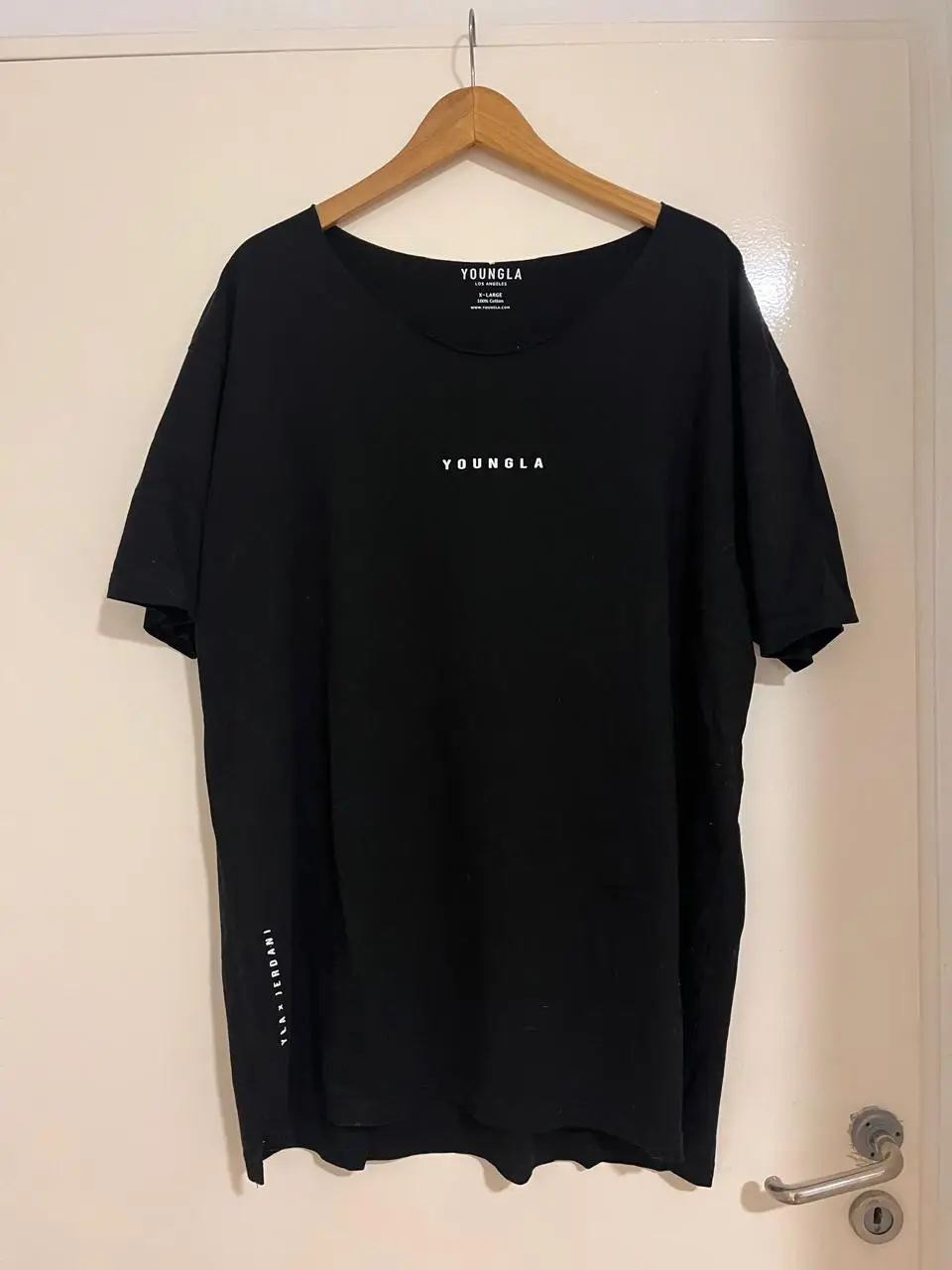 Remera YoungLA×Jerdani. Color Negro,  Oversize con cuello abierto. Talle XL.