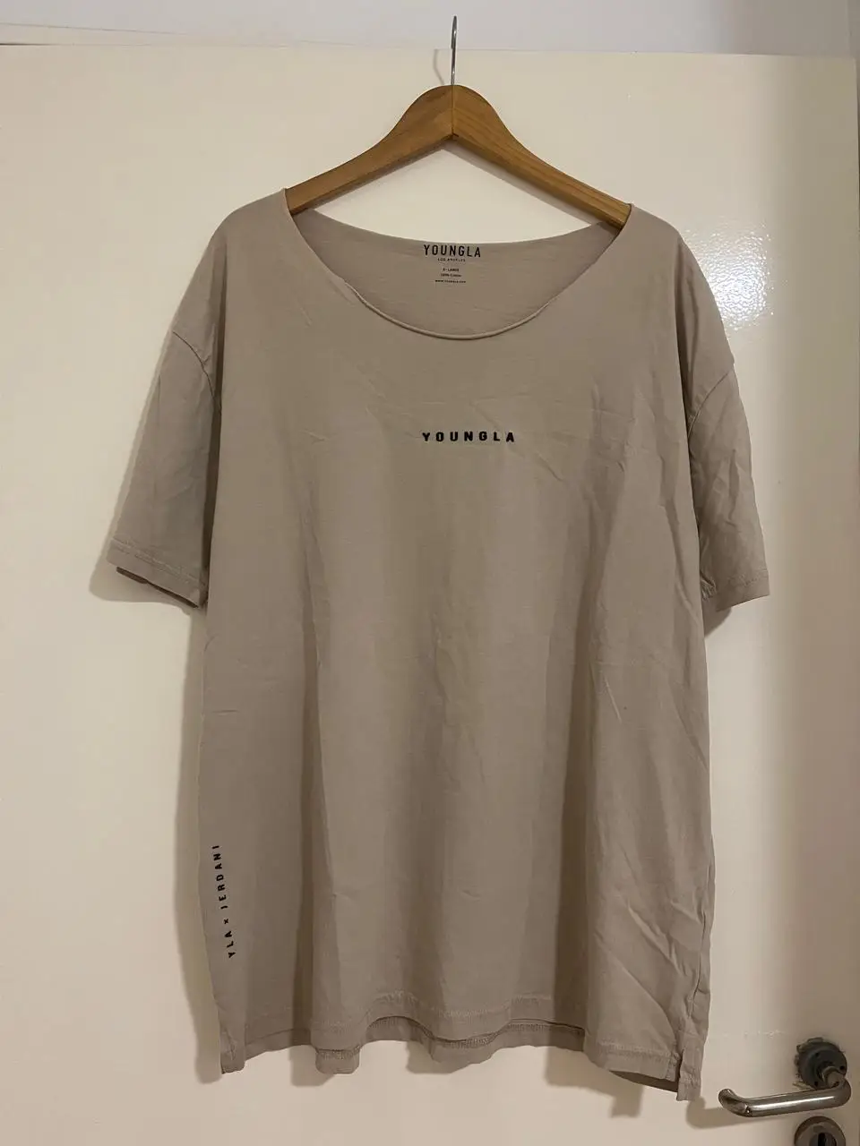 Remera YoungLA×Jerdani. Color Beige,  Oversize con cuello abierto. Talle XL.