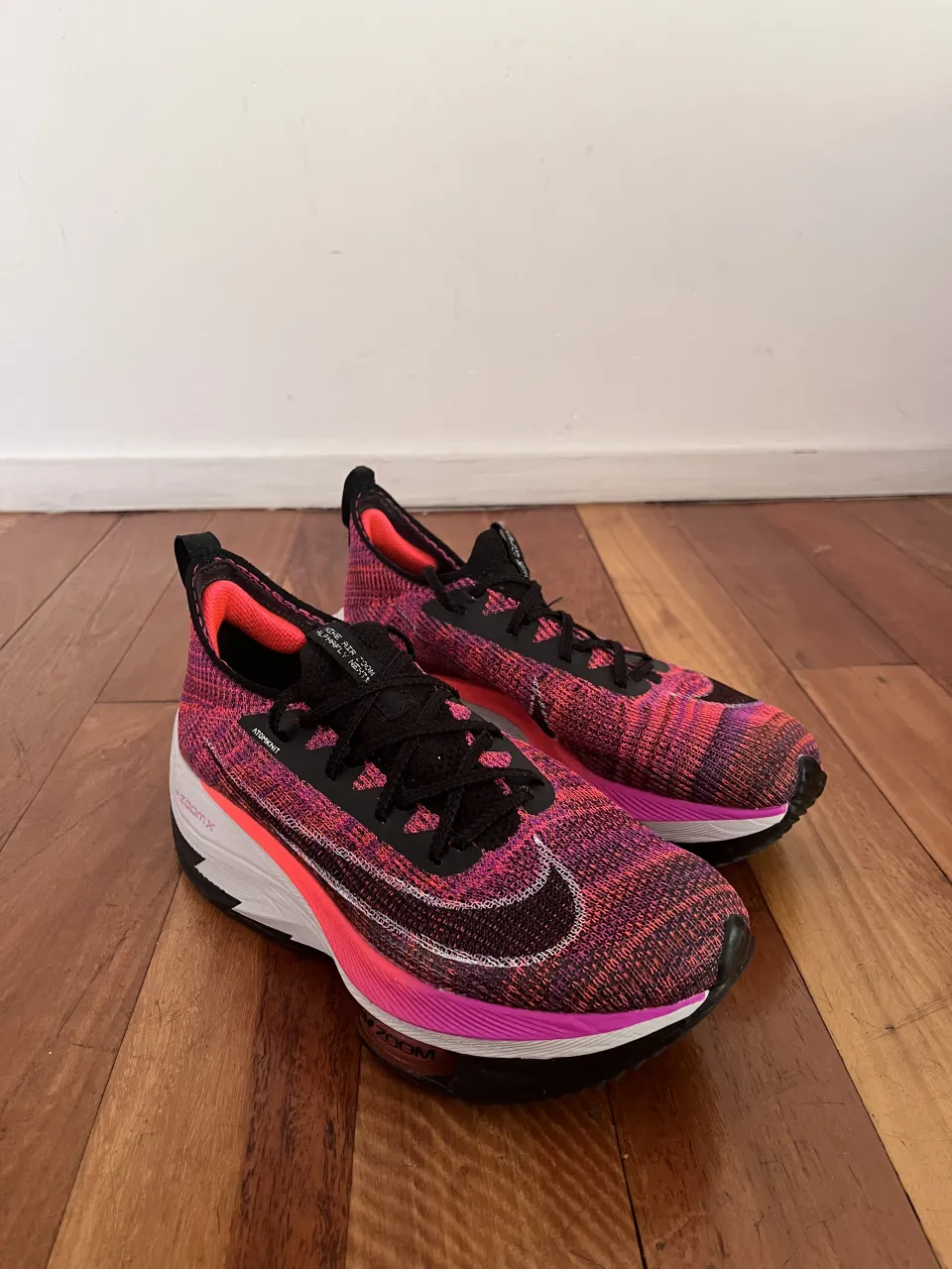 Zapatillas de running Nike Air Zoom Alphafly Next% en vibrantes tonos fucsia y violeta. Diseñadas para máxima performance, con un look moderno y audaz. Ideales para corredoras que buscan velocidad y estilo.
Usadas solo una vez!