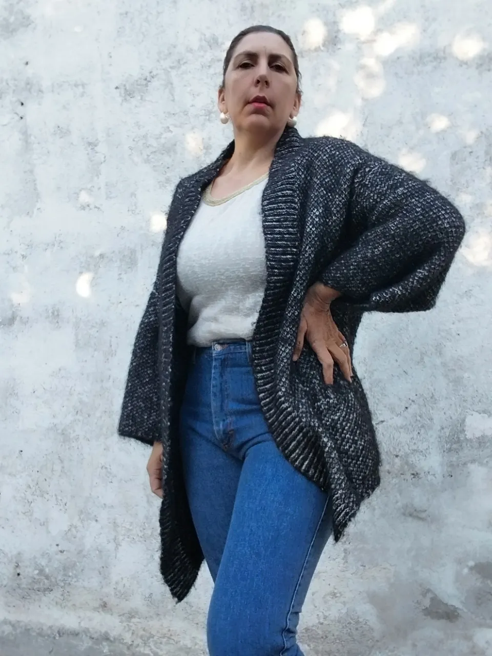Cardigan Ginebra de tejido grueso compuesto de lalpaca y lana super pesado, abrigado, en tonos grises y blancos. Ideal para un look casual Perfecto para el invierno. estado muy bueno, sin detalles abarca de un M al xl