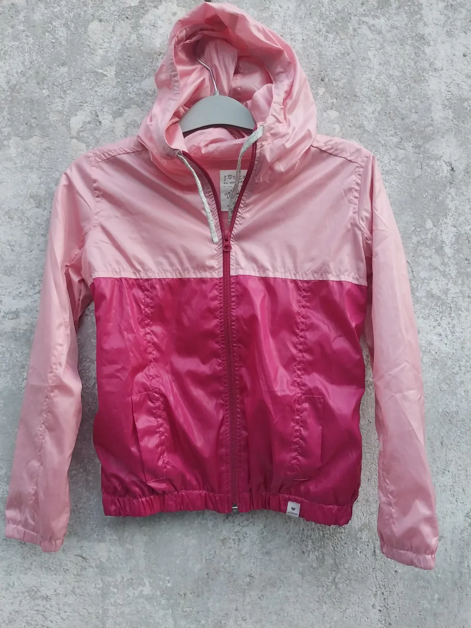 Campera impermeable de nena marca Mistral, nueva sin uso, forrada de algodón x dentro,ideal para días de lluvia o viento talle 6/8  Diseño moderno en dos tonos de rosa, con capucha y cierre al frente. Perfecta para actividades al aire libre o para el día a día.