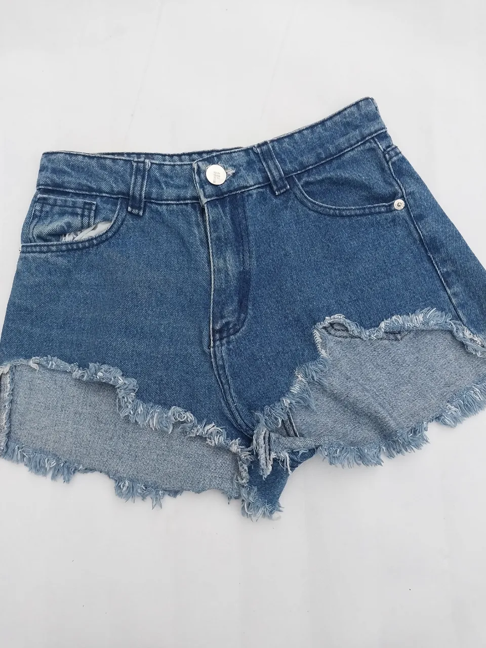 Shorts de jean tiro alto con roturas y detalles desflecados en los bordes. Un clásico infaltable para looks casuales y cancheros, super divino, estado, perfecto marca Ask demon, no es elastizado