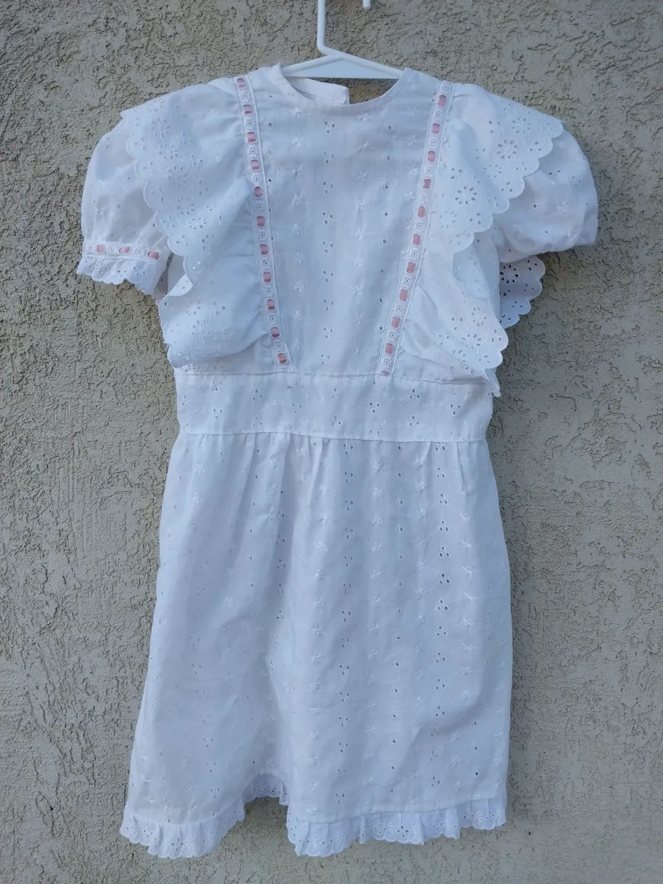 Vestido blanco de broderie con detalles de puntillas y cinturón. Mangas cortas abullonadas y cuello con volados. Ideal para eventos especiales /comunión, 2 posturas, corresponde a un talme 8 años aprox, según la niña 