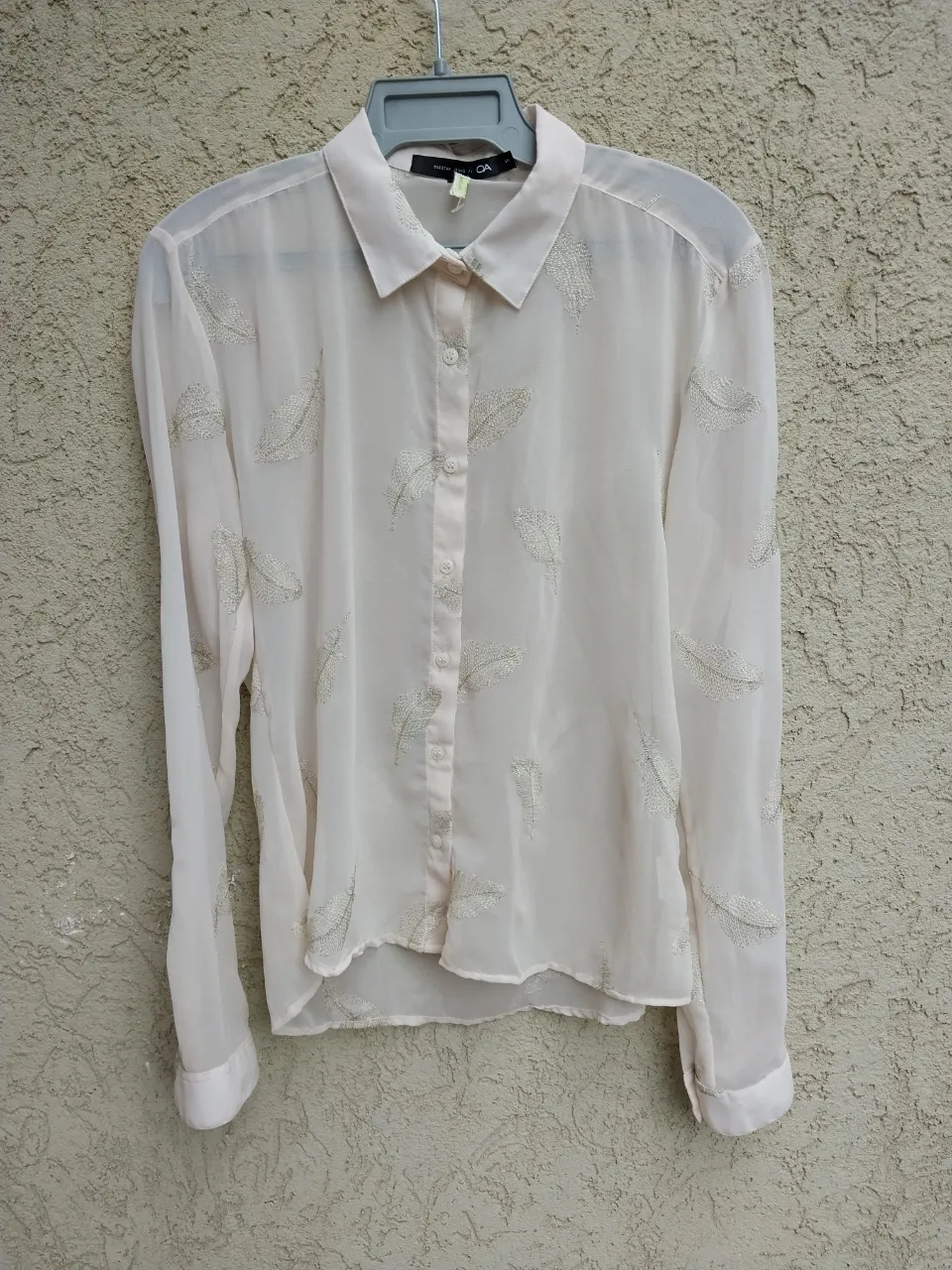Blusa de mujer, color blanco con estampado bordado de hojas en relieve. Manga larga y cuello camisero. tela de gasa, marca Oassian, nunca usada, nueva a estrenar. 