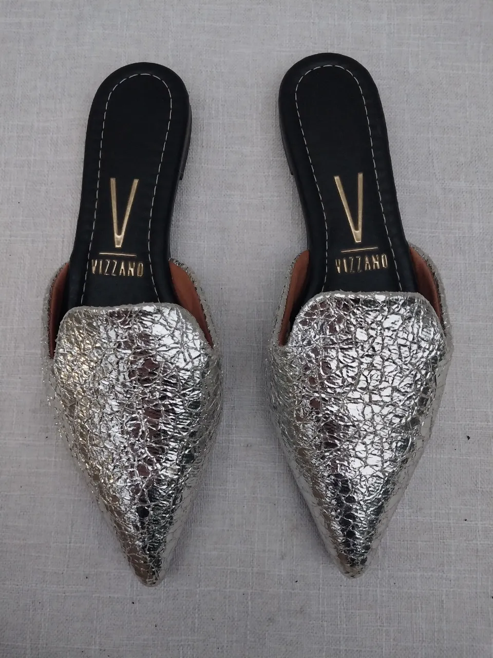 Sandalias de mujer Vizzano plateadas con diseño metalizado y punta fina. Ideales para un look moderno y elegante. nuevas a estrenar N 35