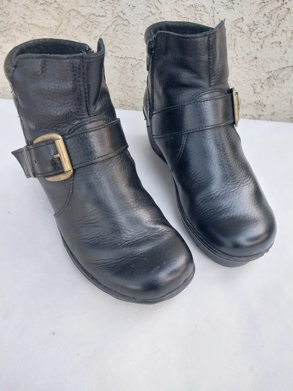 Botines negros de cuero con hebilla dorada y cierre lateral. Ideales para un look casual y cómodo. estado totalmente impecable sin detalles muy lindas cómodas marca giraff es de Argentina, de cuero vacuno 