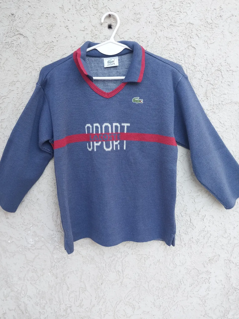 Sweater Lacoste vintage azul con detalles en rojo. Cuello en V y logo bordado. Estilo deportivo y retro. original, talle 12/14 aprox, medidas en fotos impecable. feria.atumedida