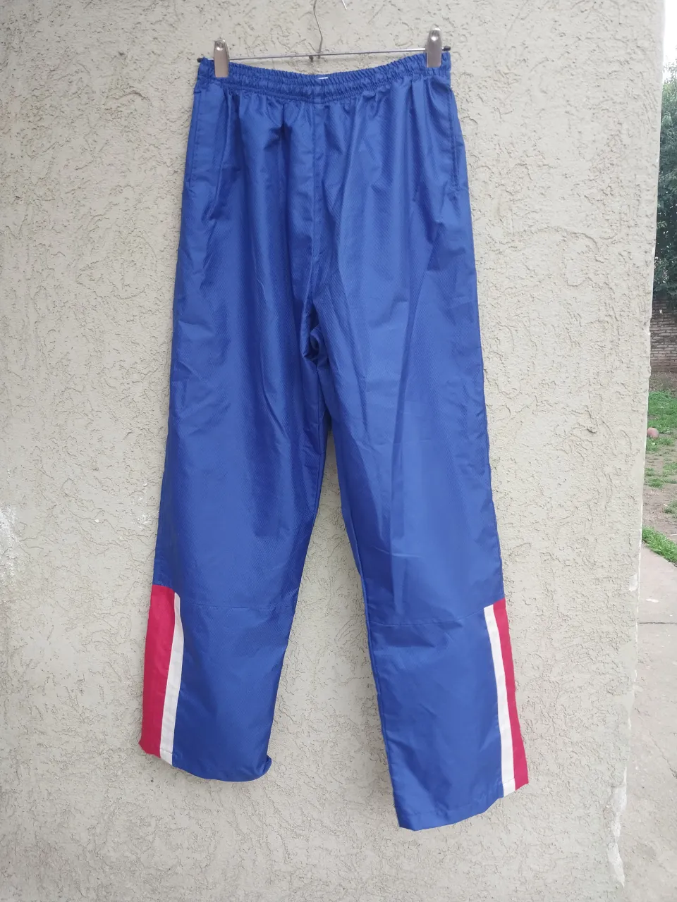 Pantalón deportivo azul con detalles en blanco y rojo. Ideal para actividades al aire libre o para un look casual y cómodo. Con cierre en la parte inferior de la pierna.
totalmente nuevo a estranar talle XL