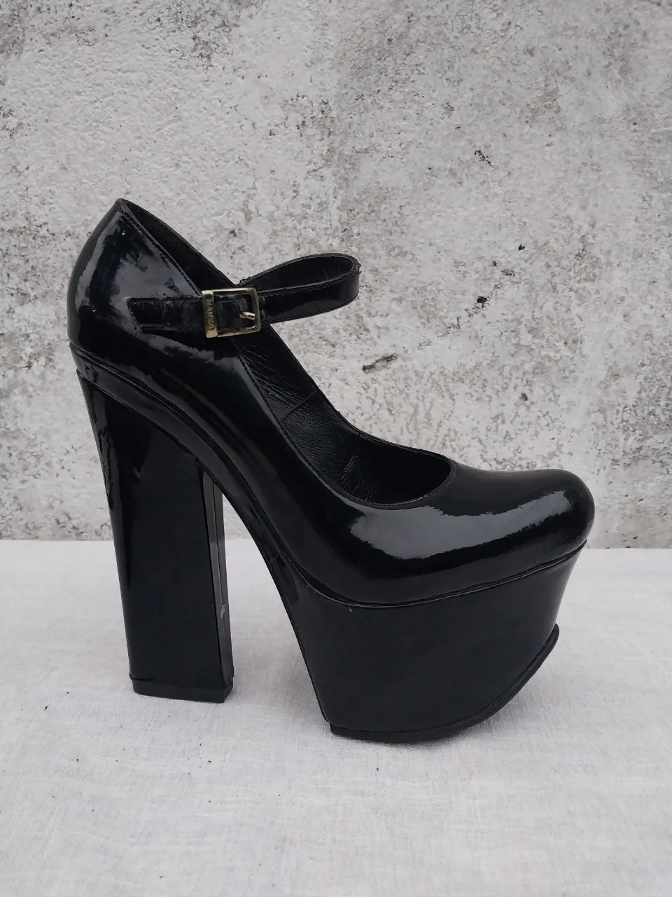 Zapatos de taco alto negros de charol con plataforma y pulsera. Marca Luciano Marra. Ideales para fiesta o eventos. nuevas sin uso, son cuero en el interior y el exterior es charol tienen un detalle La tira está despelechada Se aprecia en una de las fotos por eso el precio se puede poner un aplique autoadhesivo que venden en las mercerías del mismo grosor que la tira puede ser con brillos perlitas algo que queda muy fino y delicado