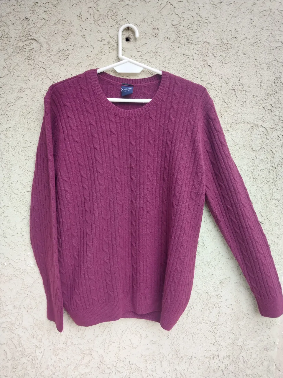 Sweater de lana color bordo unisex con diseño de trenzas. Cuello redondo y mangas largas. Ideal para un look casual y abrigado. material Dralon, estado inmaculado, perfecto, solamente 3 usos, nunca de lavo en lavarropas, siempre a mano, calidad superior 